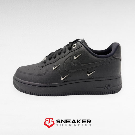 Nike Wmns Air Force 1 '07 LX 'Black Silver Mini Swoosh' HQ1180-001 Gr. 38 & 38.5