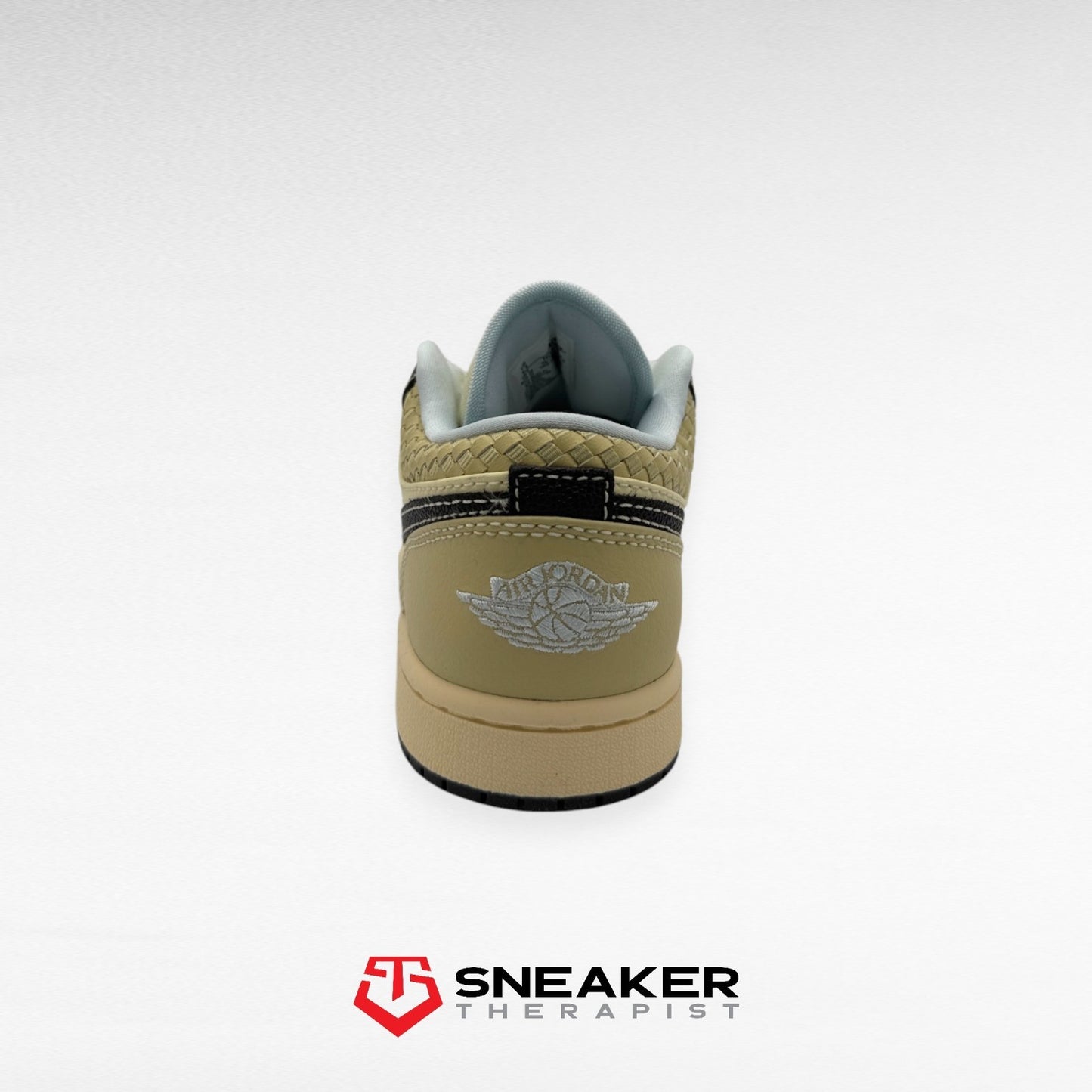 Nike Air Jordan 1 Low SE 'Coconut Milk Black' SKU: HQ3437-101 Gr. 38 & 39